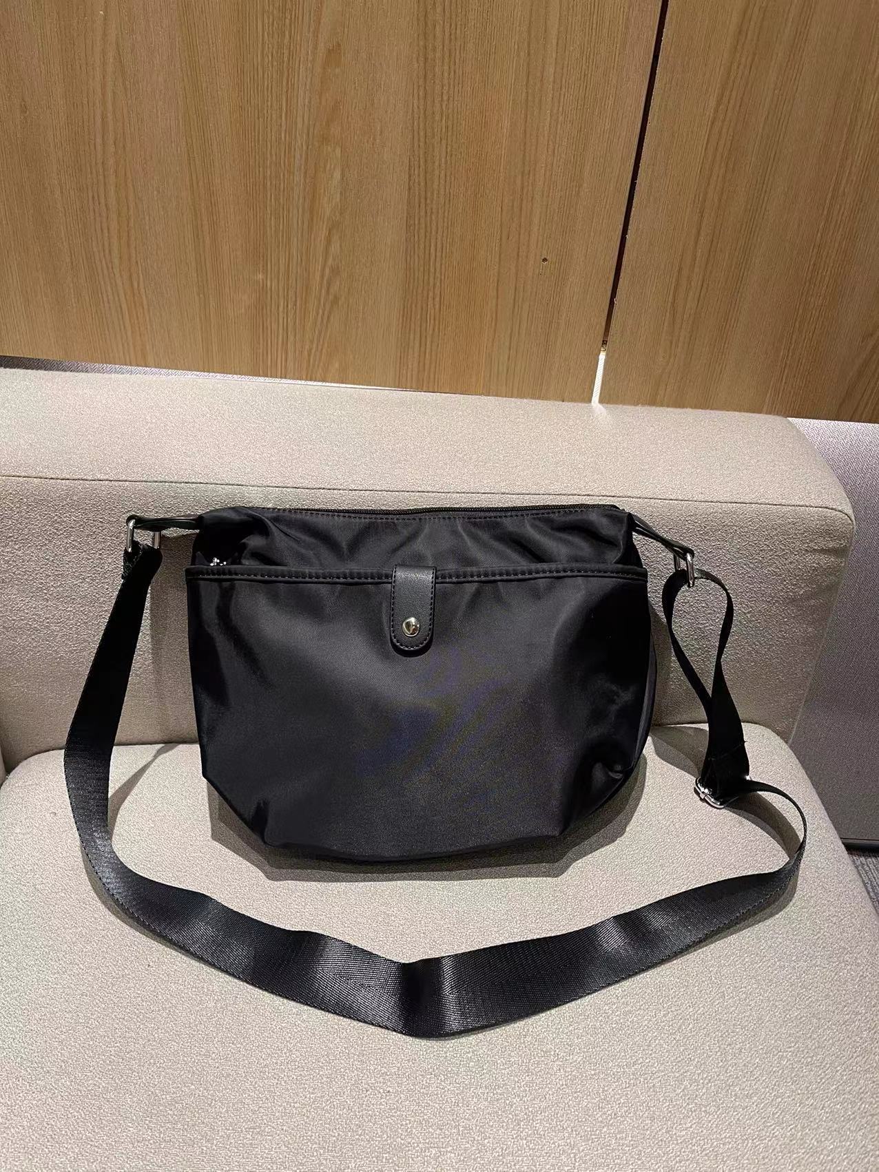 Women's Lightweight Saddle Textured Waterproof Nylon Cloth Crossbody Bags