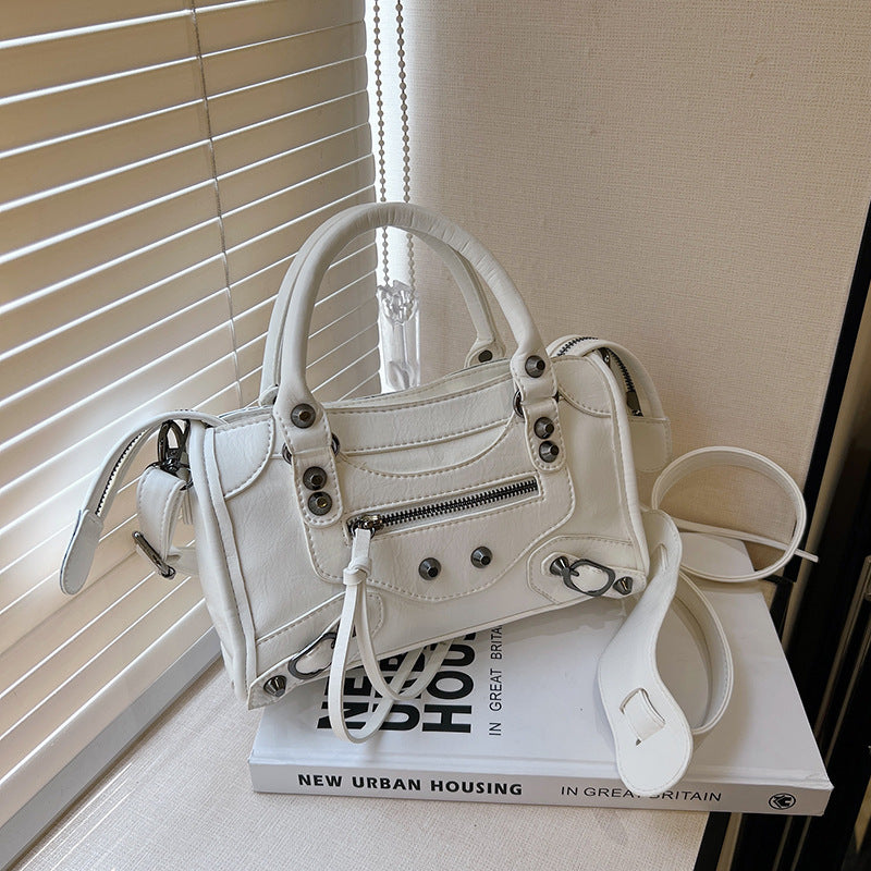 Women's Sense Niche Retro Fashion Decorative Rivets Handbags