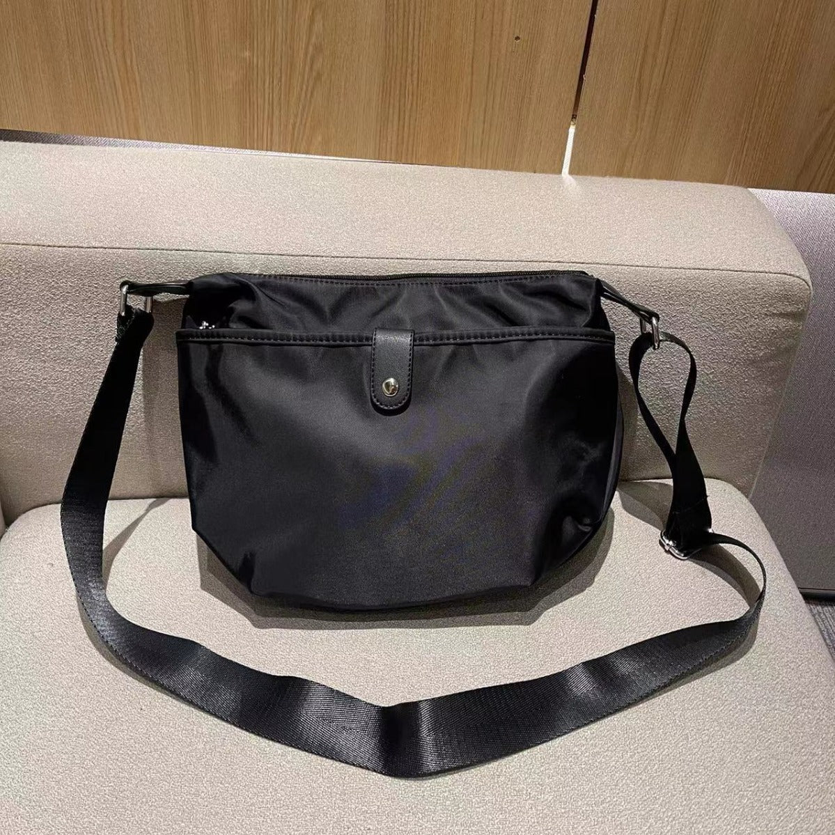 Women's Lightweight Saddle Textured Waterproof Nylon Cloth Crossbody Bags