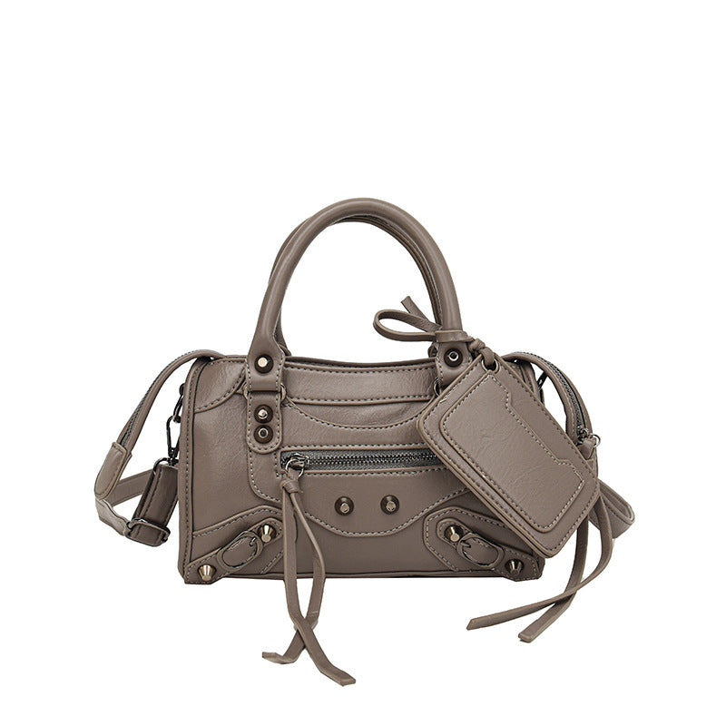 Women's Sense Niche Retro Fashion Decorative Rivets Handbags