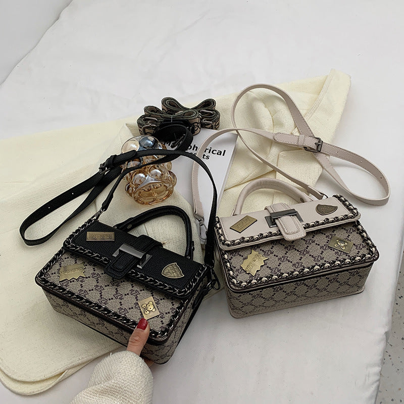 Women's Retro Badge Portable Chain Design Shoulder Bags