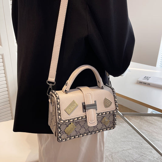 Women's Retro Badge Portable Chain Design Shoulder Bags