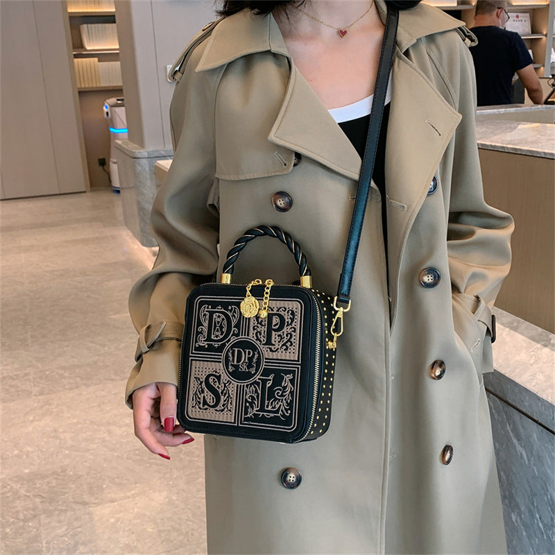 Women's Mild Luxury Retro Embroidered Portable Box Crossbody Bags