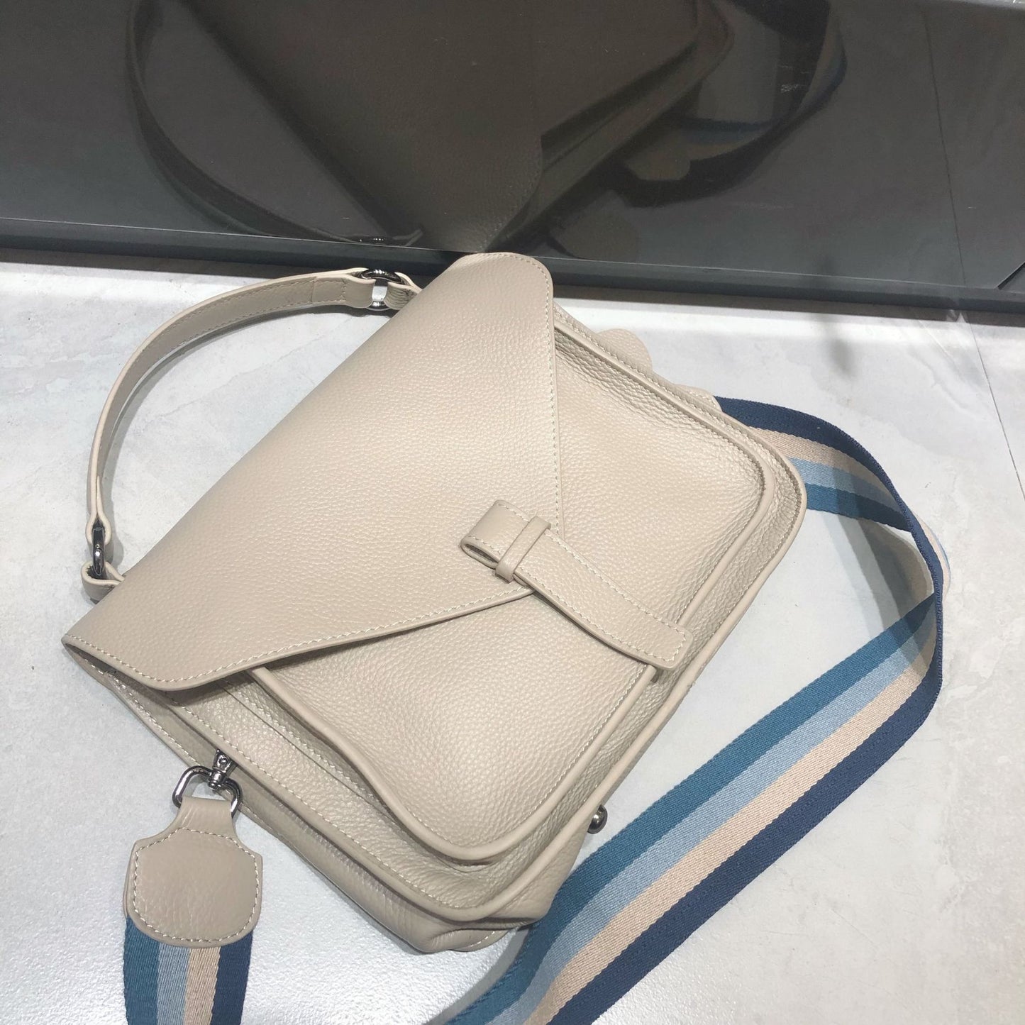 Women's Vintage Leather Temperament First Layer College Shoulder Bags