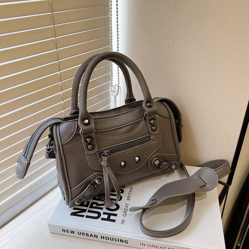 Women's Sense Niche Retro Fashion Decorative Rivets Handbags