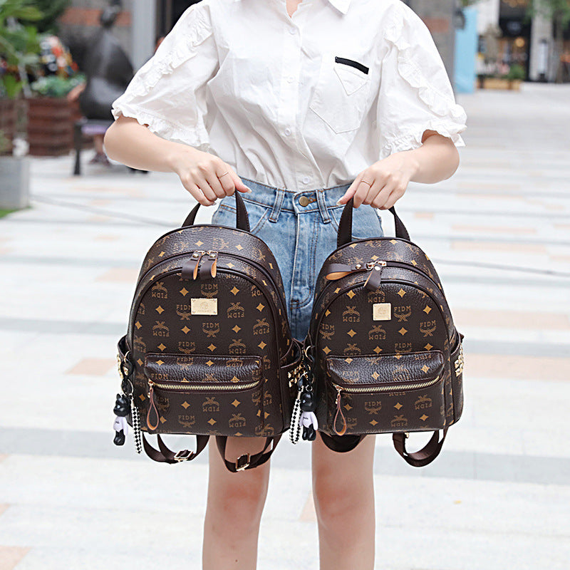 Women's Fashion Rivet Large Capacity Shaping Fashionable Shoulder Bags