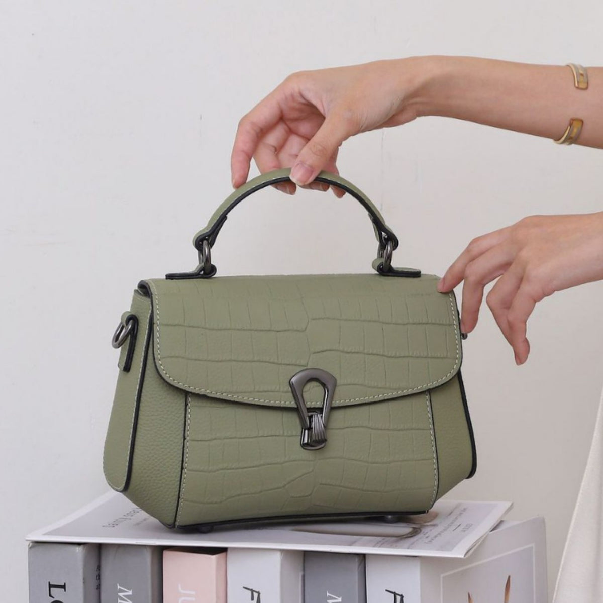 Women's Layer Leather Crocodile Pattern Veil Large Capacity Fashion Simple Shell Women's Shoulder Bag