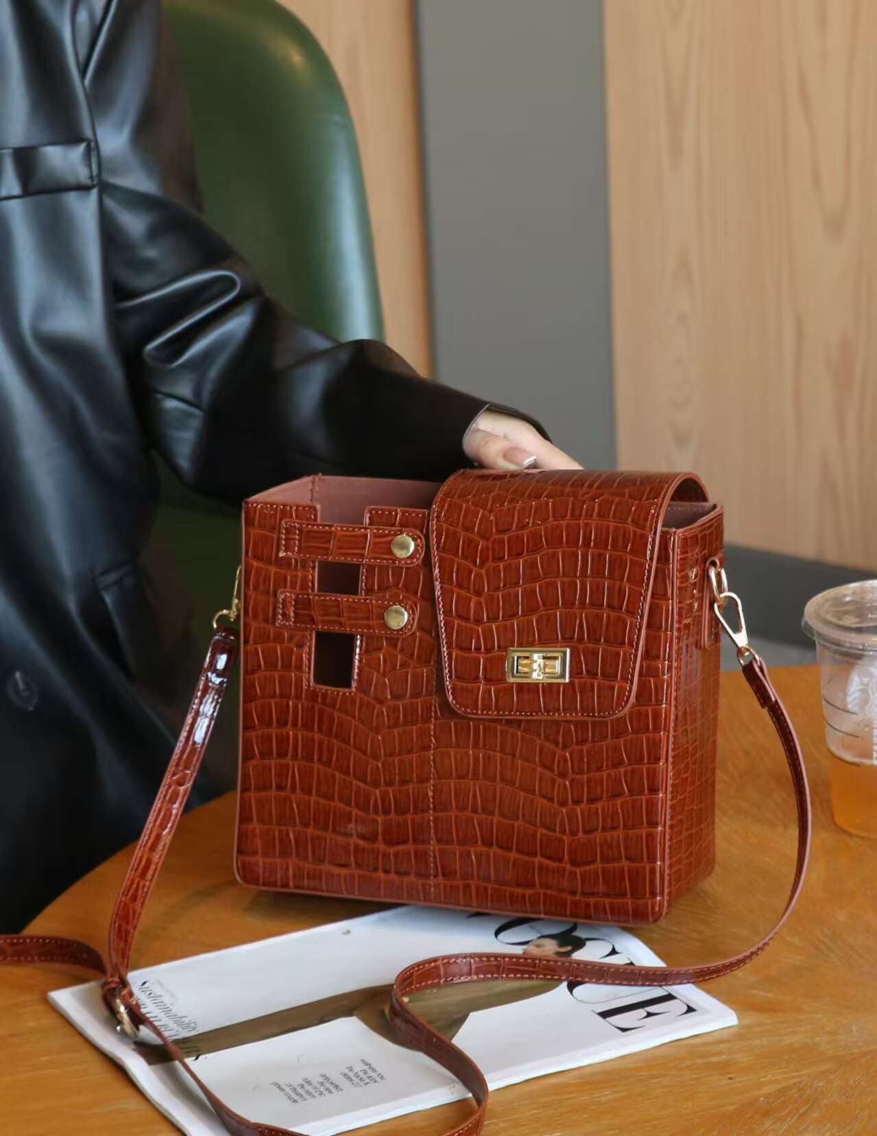 Women's Beverage Bottle Vacuum Cup Water Portable Crossbody Bags