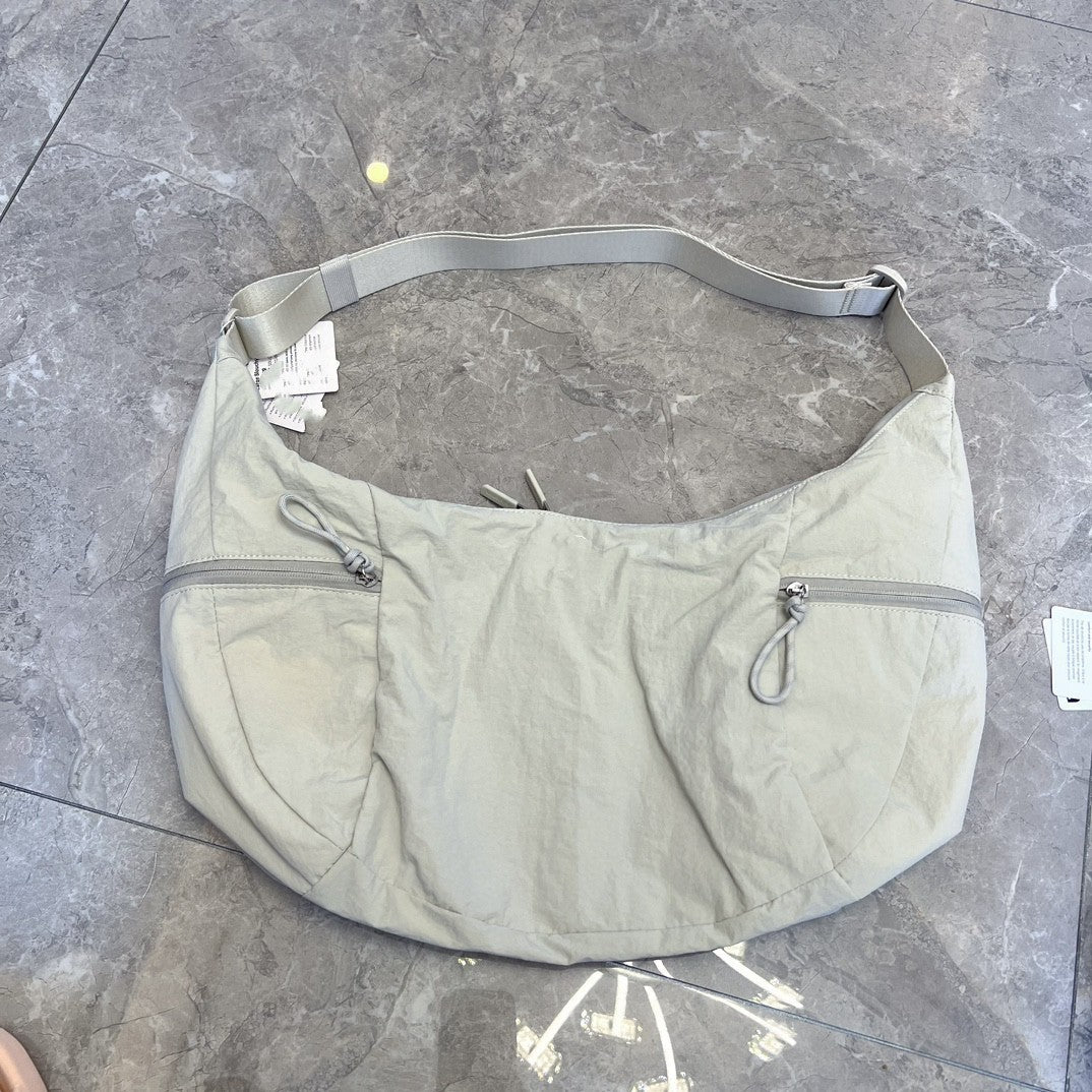 Women's Large Capacity Lightweight Croissant Selenodont Niche Shoulder Bags