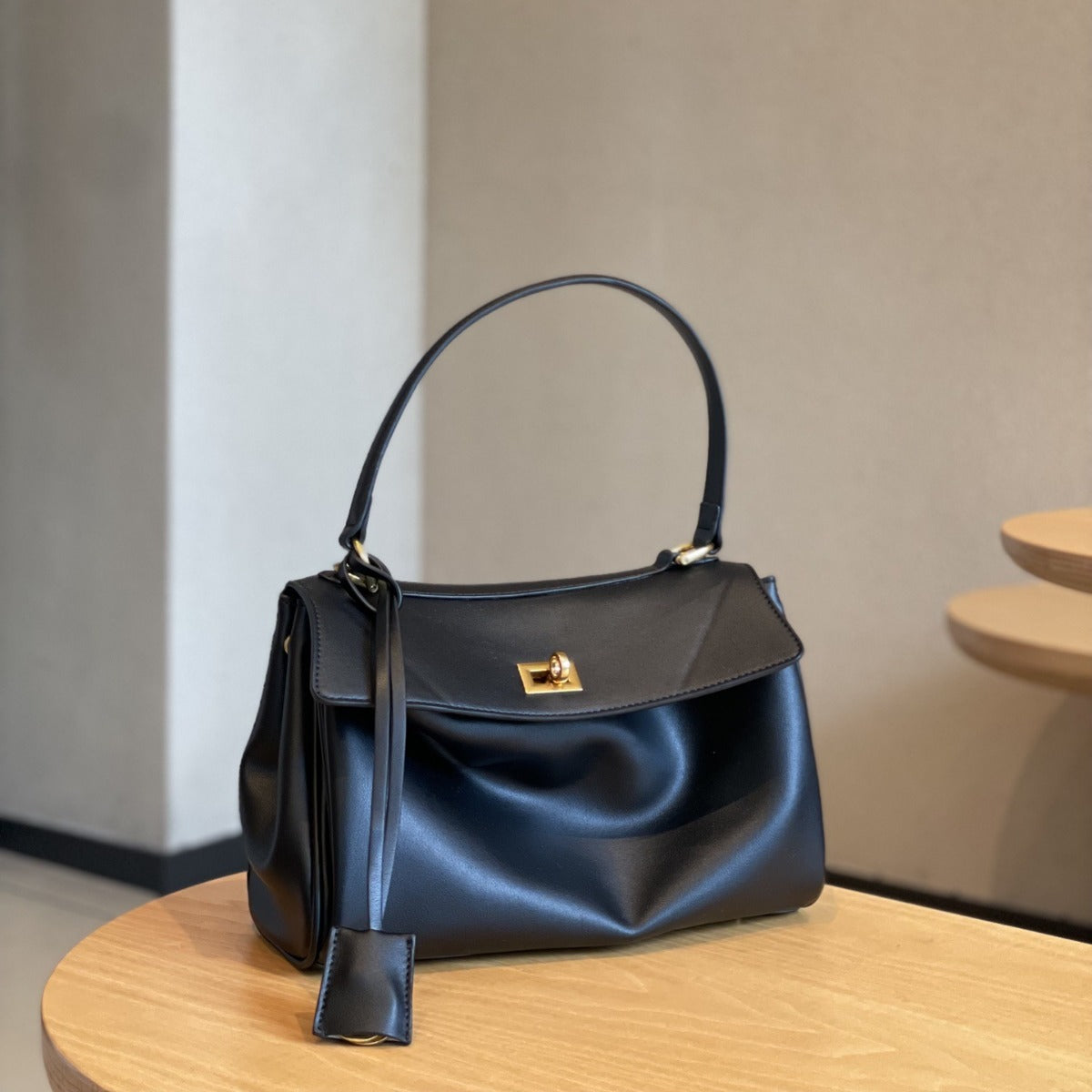 Women's Innovative Cool Commuter Leather Underarm Shoulder Bags