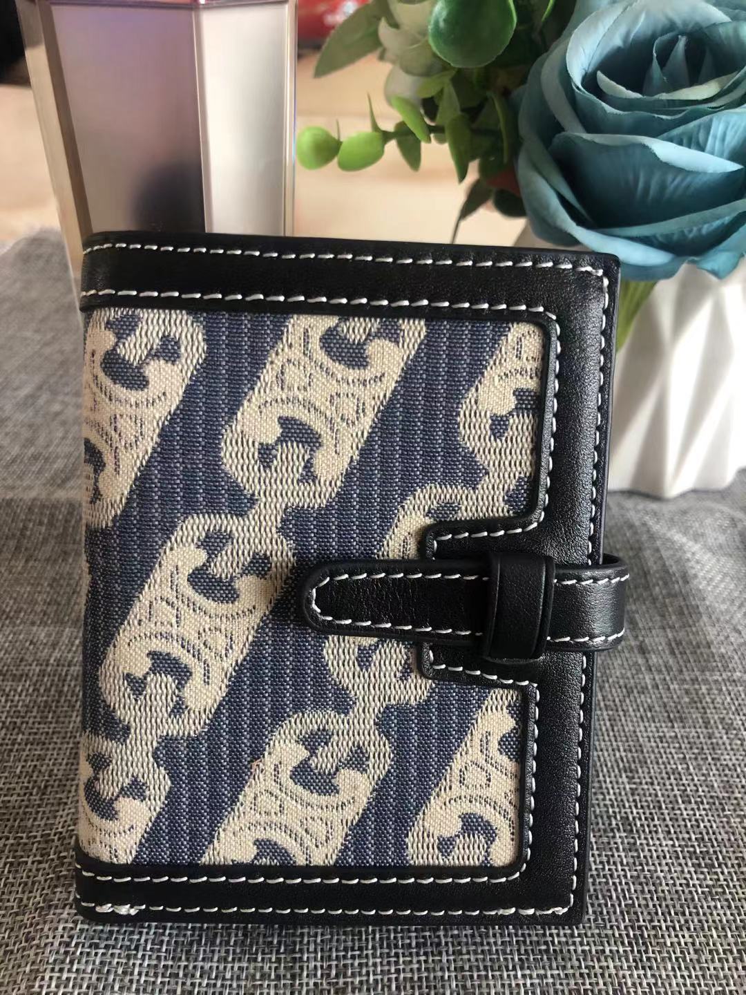 Women's First Layer Cowhide Short Textured Folding Ladies Wallets