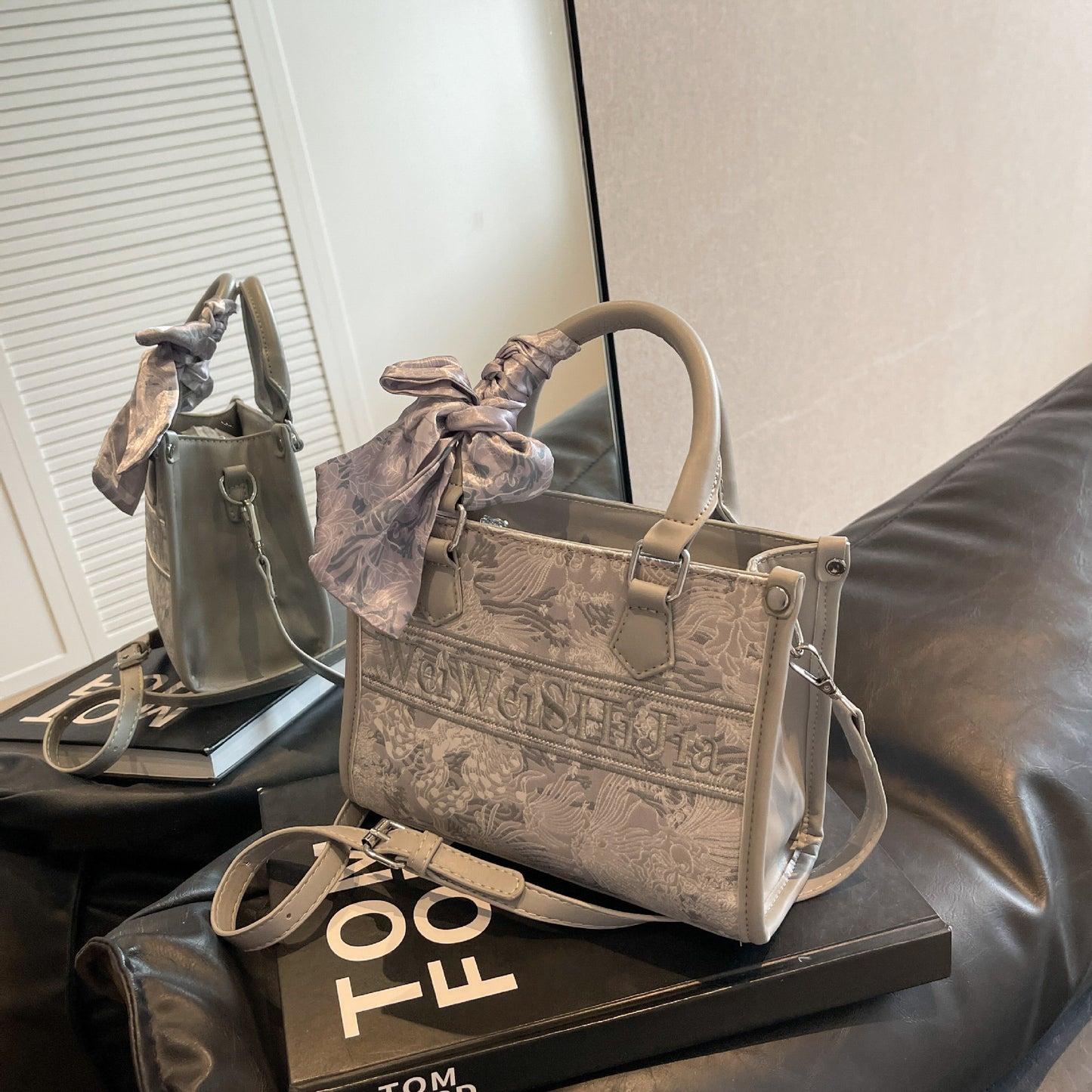 Women's High-grade Embroidered Light Luxury Large Capacity Shoulder Bags