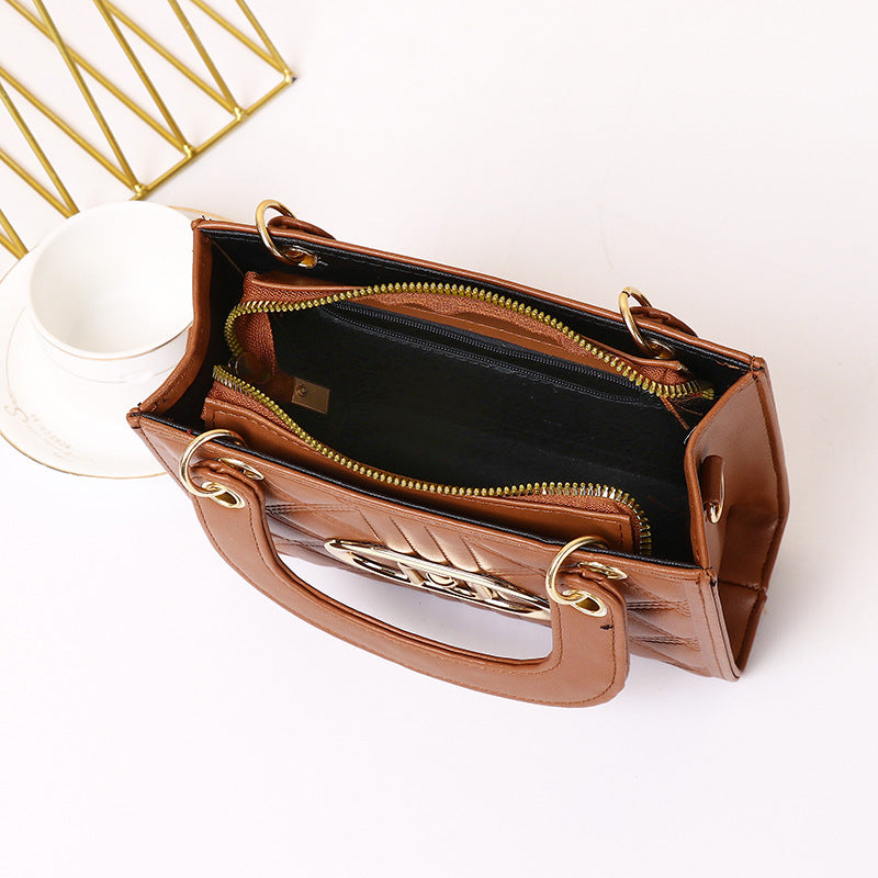 Fashionable High-grade Portable Rhombus Embroidery Line Bear Small Square Bags