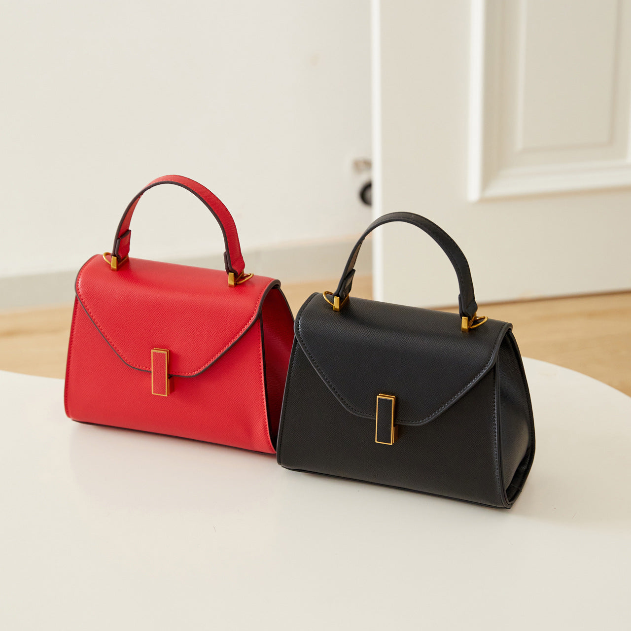 Women's Solid Color Retro Easy Matching Fashion Crossbody Bags