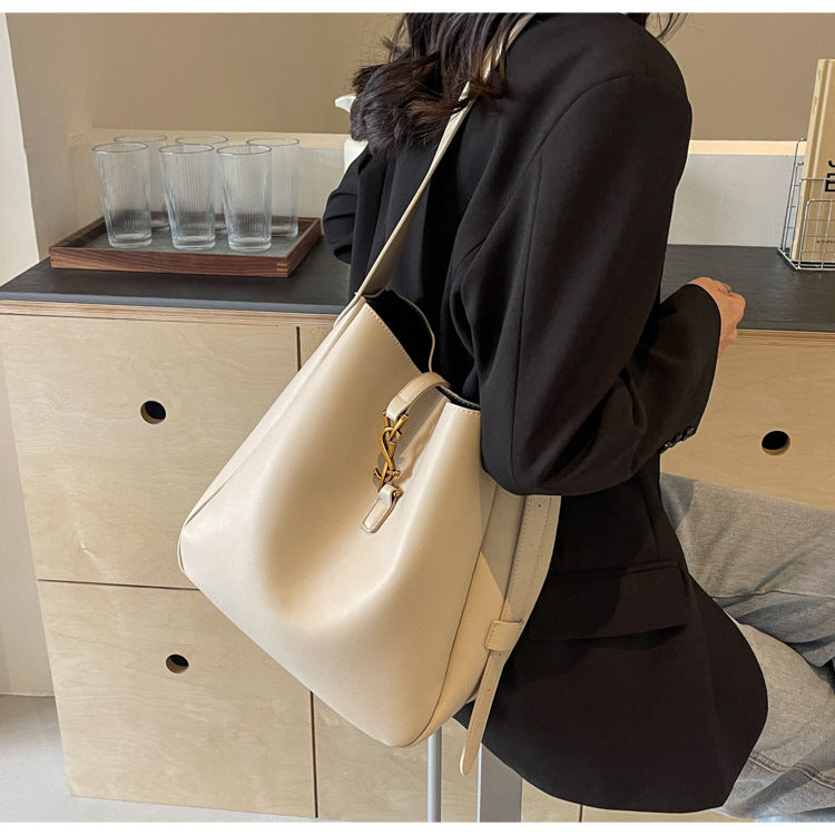 Women's Retro Fashion Letter Large Capacity Commuter Crossbody Bags
