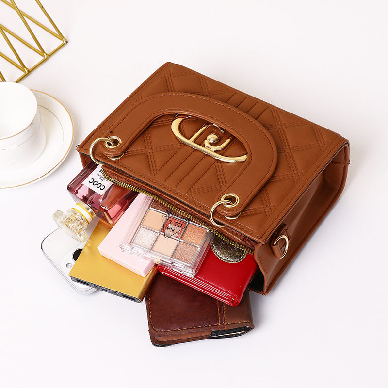 Fashionable High-grade Portable Rhombus Embroidery Line Bear Small Square Bags