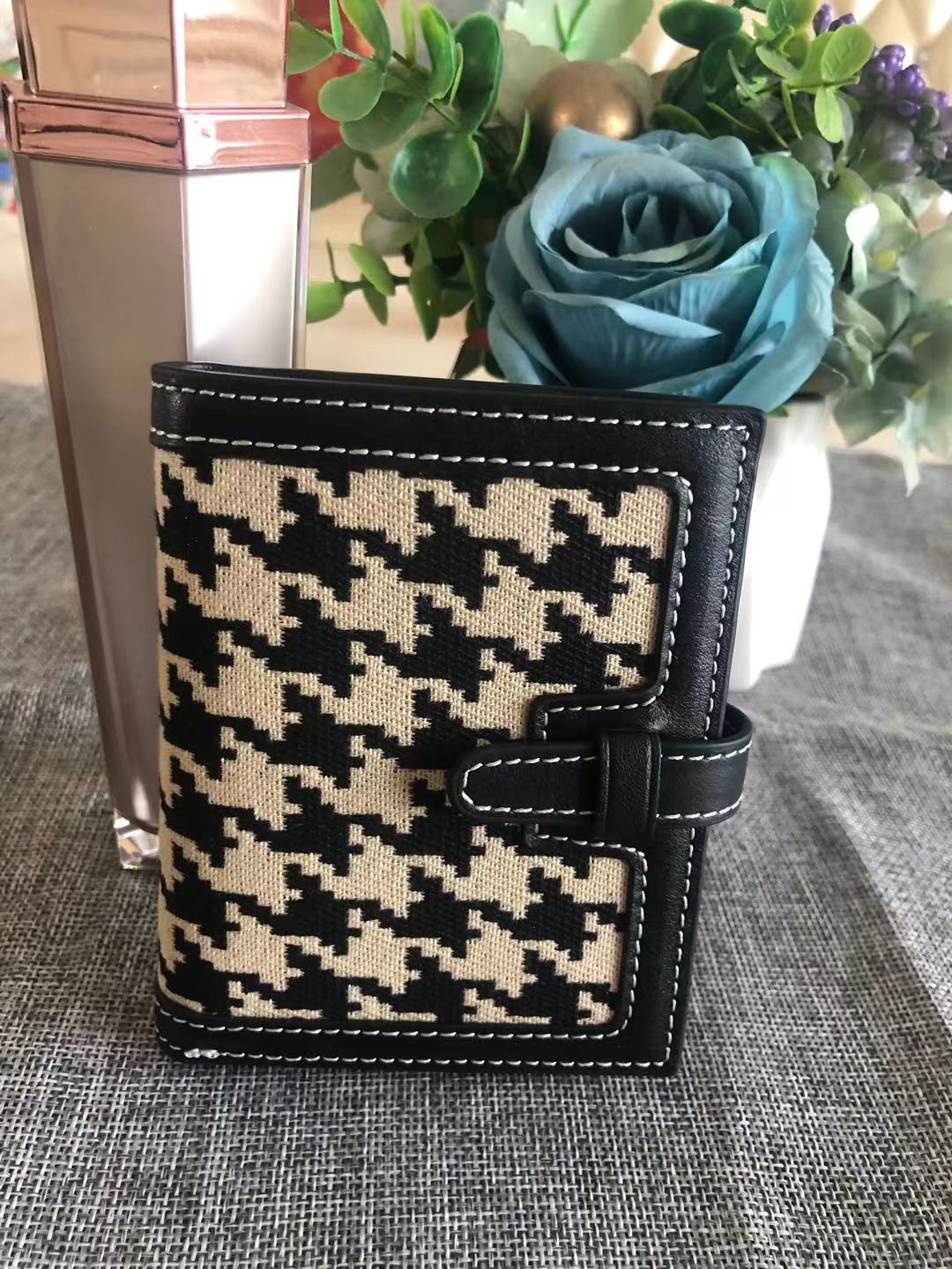 Women's First Layer Cowhide Short Textured Folding Ladies Wallets