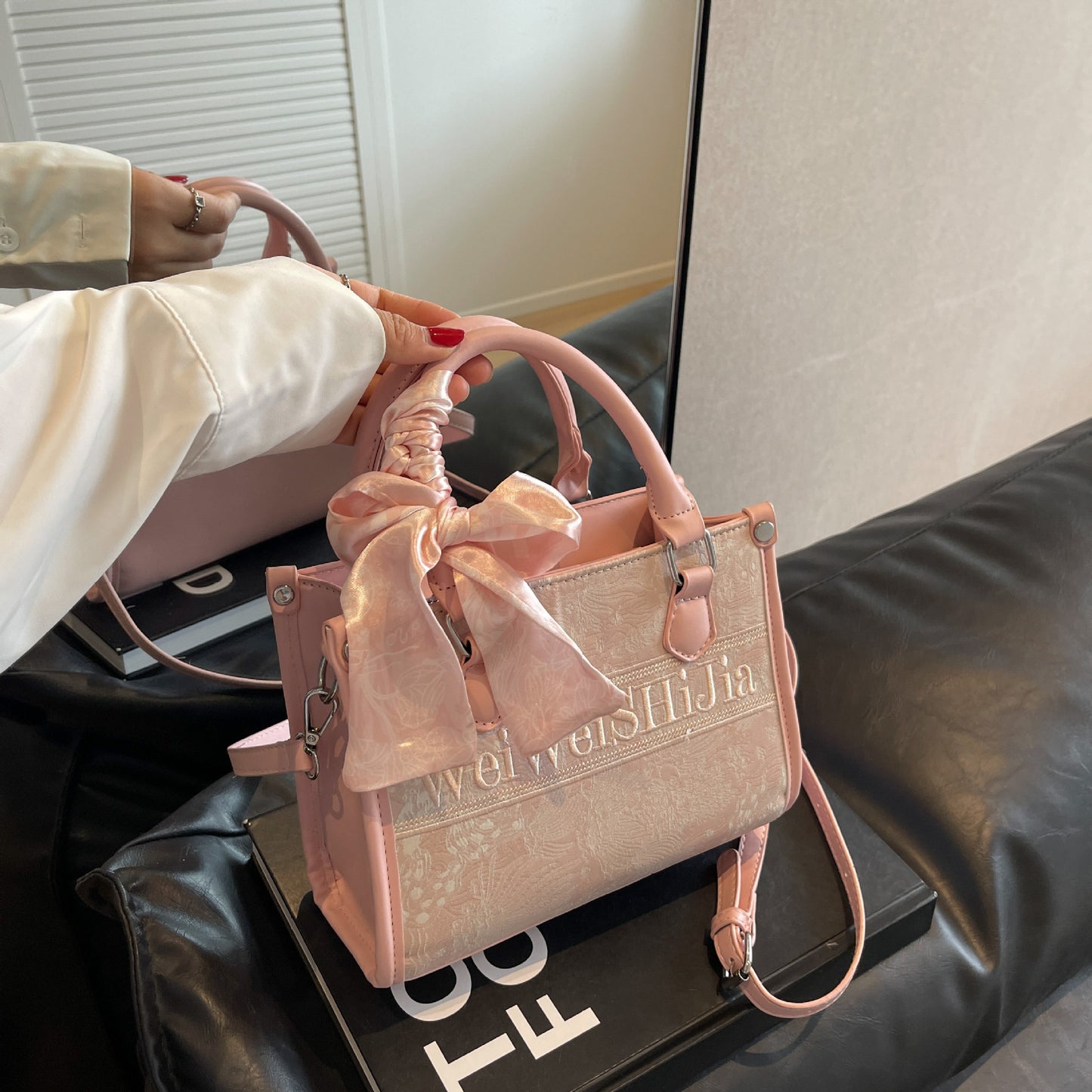 Women's High-grade Embroidered Light Luxury Large Capacity Shoulder Bags