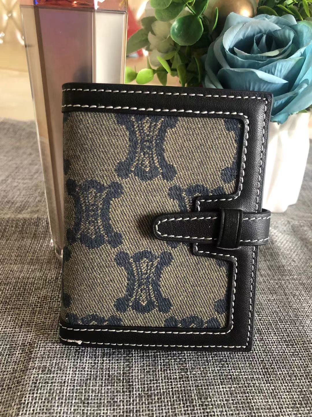 Women's First Layer Cowhide Short Textured Folding Ladies Wallets