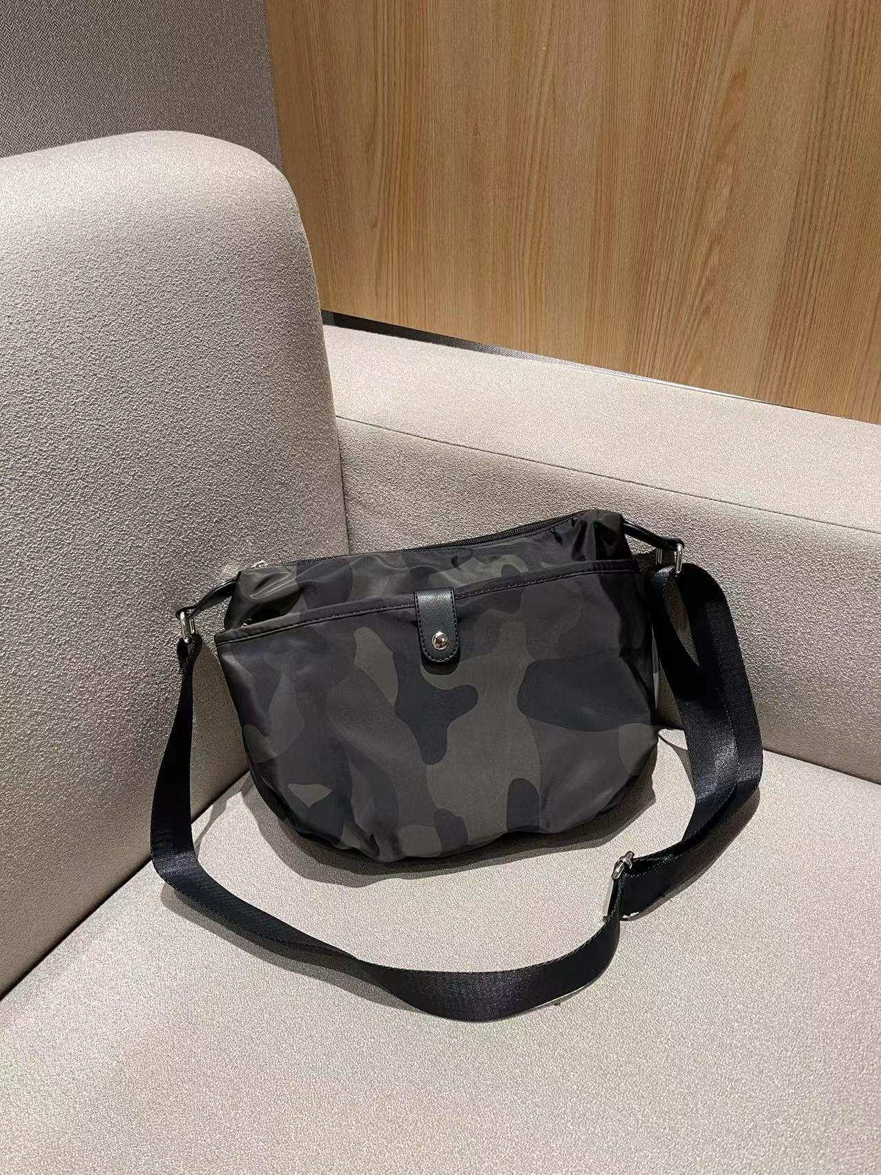 Women's Lightweight Saddle Textured Waterproof Nylon Cloth Crossbody Bags