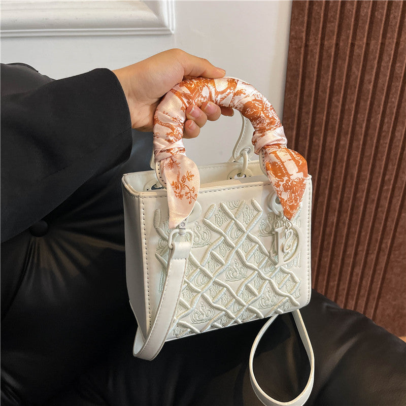 Women's Graceful Embroidered Fashion Hand Diana Handbags