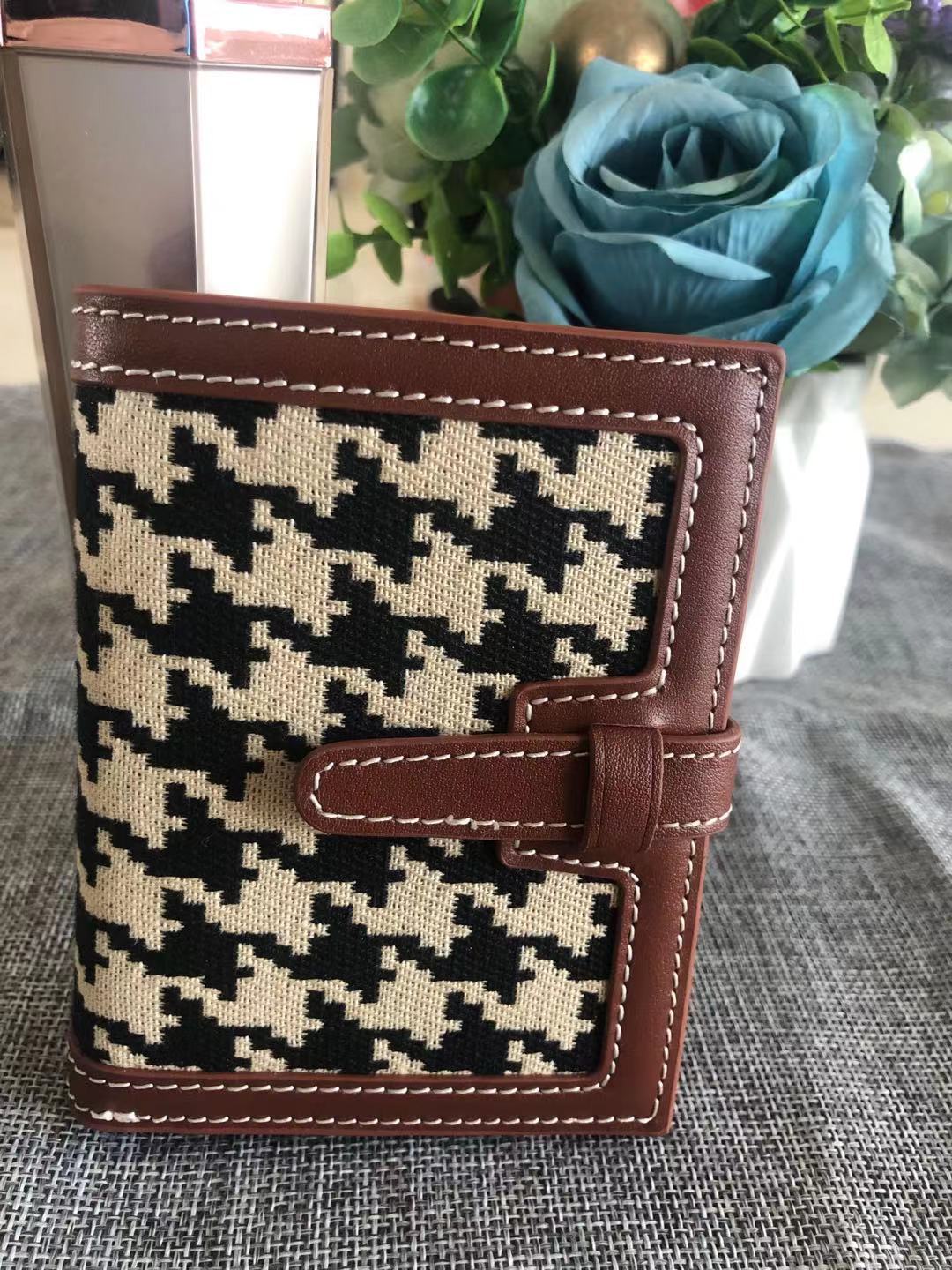 Women's First Layer Cowhide Short Textured Folding Ladies Wallets